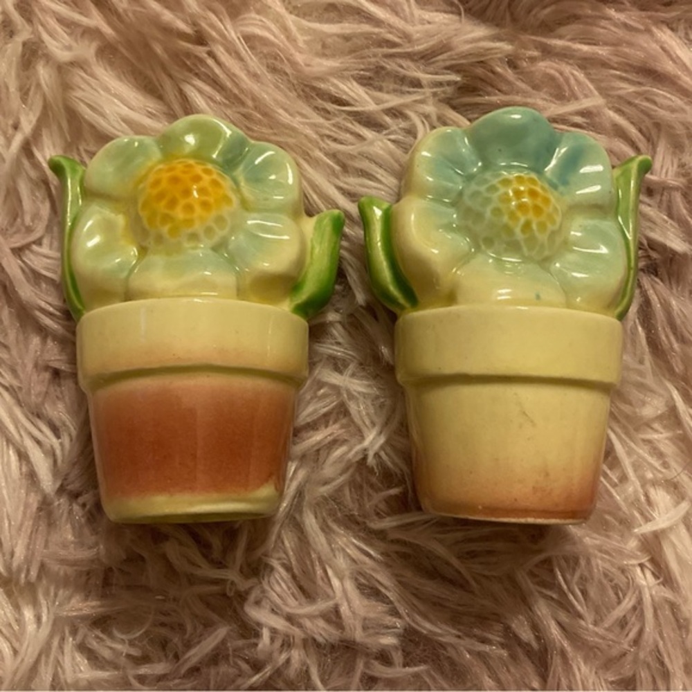 Shawnee Pottery Flower Pot Salt and Pepper Shakers Blue Flowers pink pot 1940’s